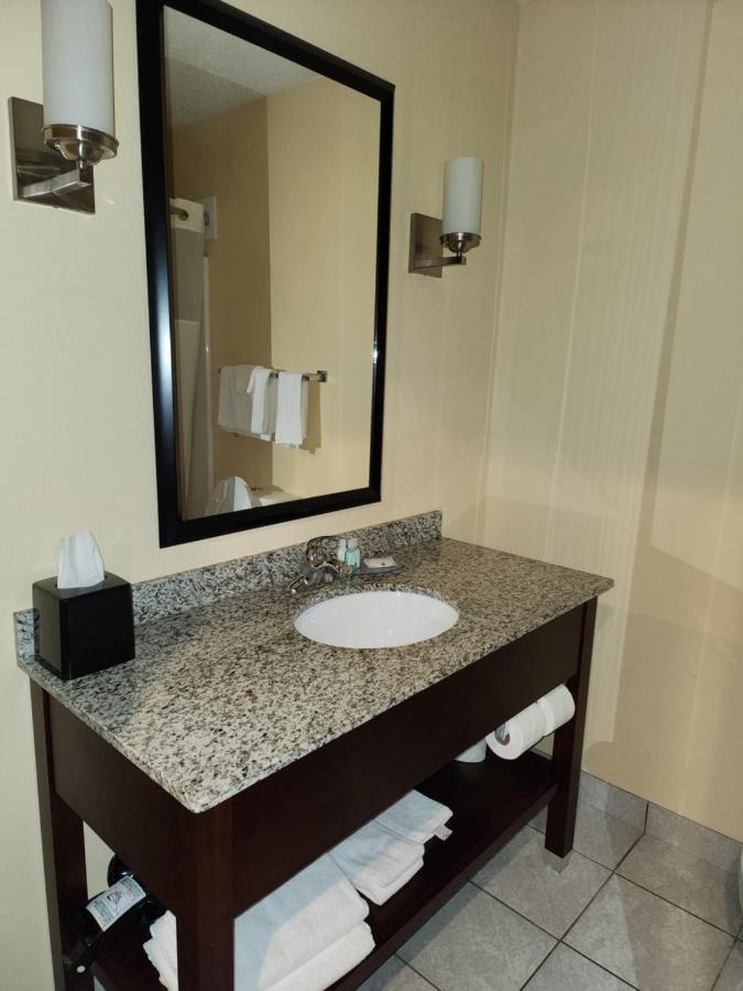 Quality Inn & Suites Bellville - Mansfield Exteriör bild